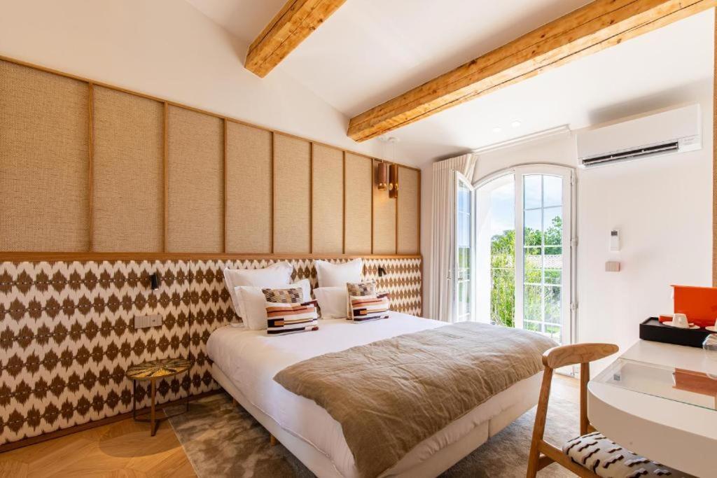 Le Quatre Saisons Et Ses Raffinees 300 E Par Chambre Saint-Tropez